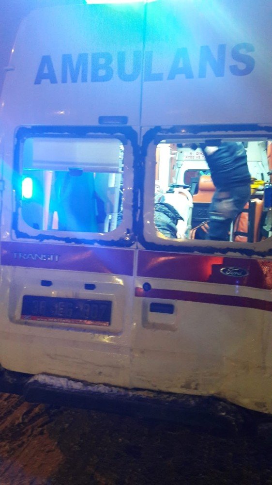 Hasta Sevk Eden Ambulans Kaza Yaptı: 2 Yaralı