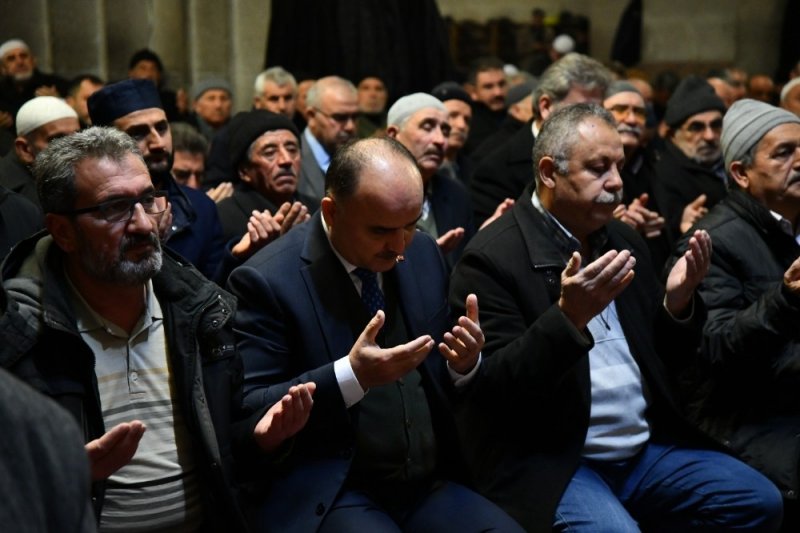 Şehitler Ve Depremzedeler İçin Hatim Duası Yapılarak Kurbanlar Kesildi