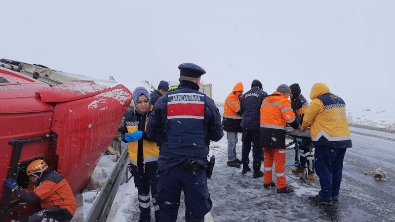 Devrilen Tırda Yaralanan Hamile Kadın Kabinde Sıkıştı