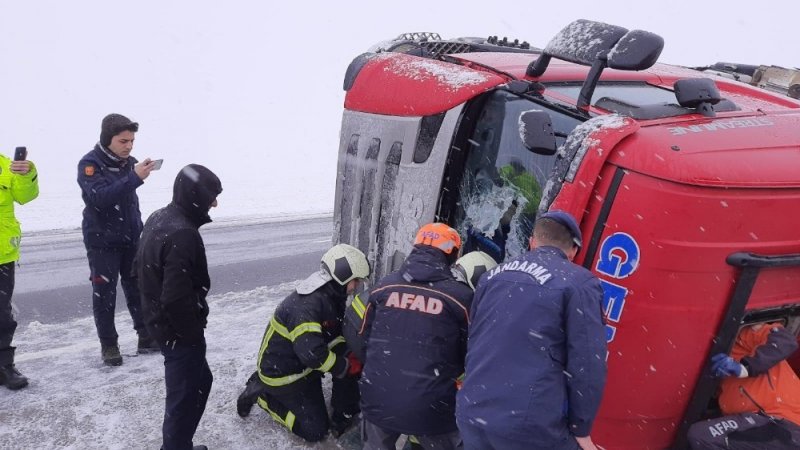 Devrilen Tırda Yaralanan Hamile Kadın Kabinde Sıkıştı