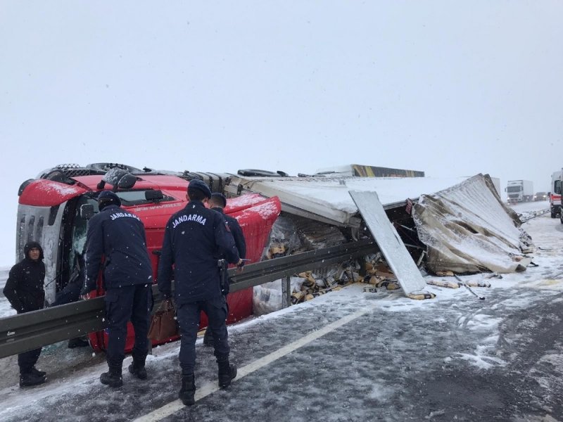 Devrilen Tırda Yaralanan Hamile Kadın Kabinde Sıkıştı