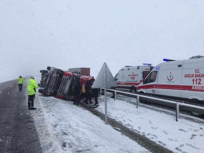 Devrilen Tırda Yaralanan Hamile Kadın Kabinde Sıkıştı