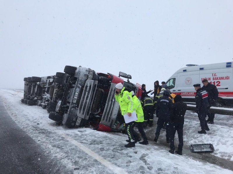Devrilen Tırda Yaralanan Hamile Kadın Kabinde Sıkıştı