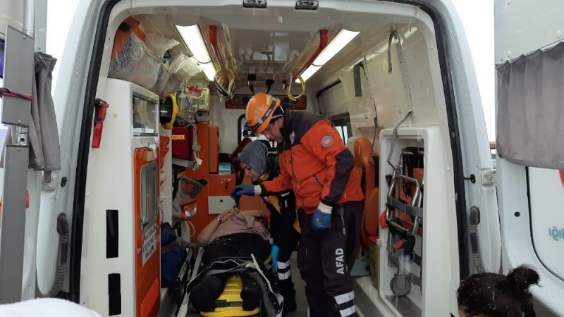 Devrilen Tırda Yaralanan Hamile Kadın Kabinde Sıkıştı
