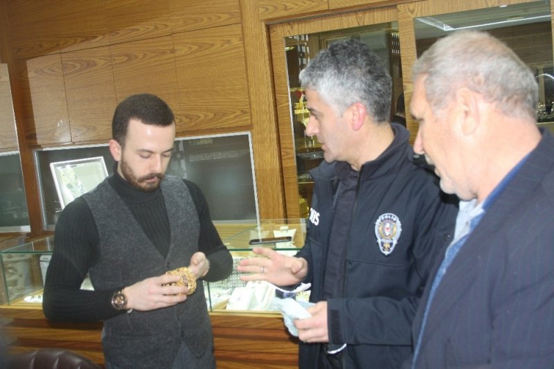 İnsanlık Dersi Gerçek, Bilezik Sahte