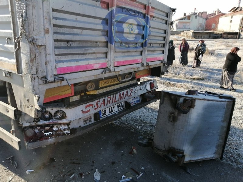 Güneşten Etkilenen Sürücü Önce Çöp Konteynerine Sonrada Tıra Çarptı