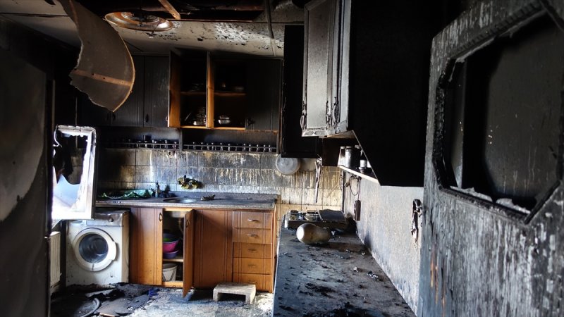 Sırtında Taşıdığı Engelli Kızını Yangında Kurtaramanın Üzüntüsünü Yaşıyor