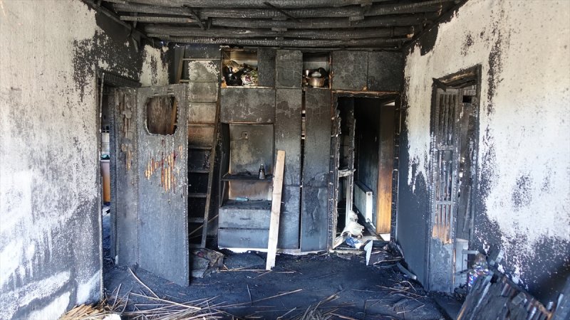 Sırtında Taşıdığı Engelli Kızını Yangında Kurtaramanın Üzüntüsünü Yaşıyor