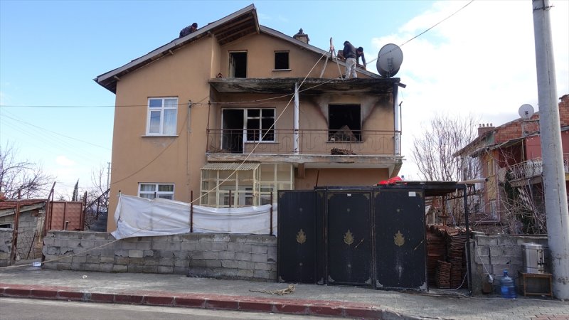 Sırtında Taşıdığı Engelli Kızını Yangında Kurtaramanın Üzüntüsünü Yaşıyor