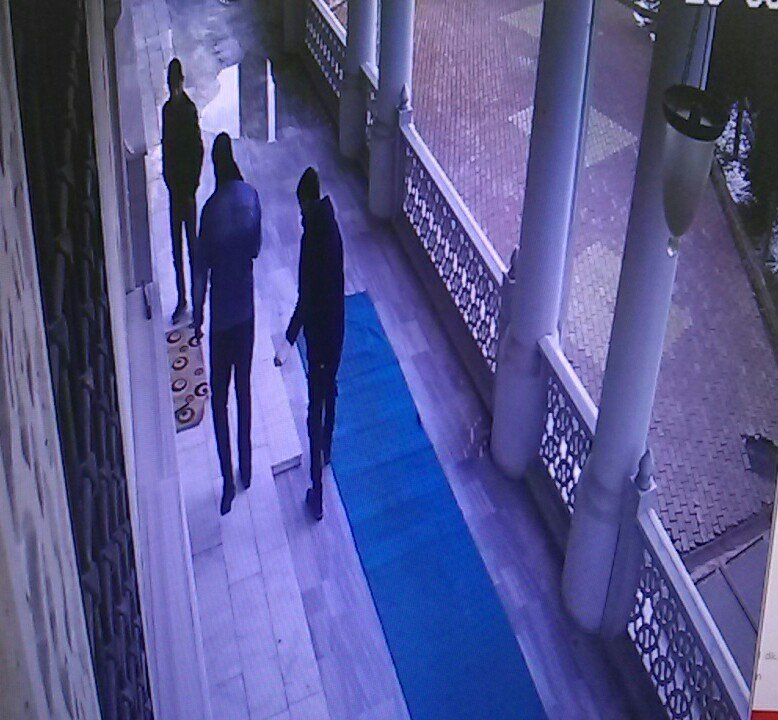 Yardım Kumbarasını Çalan Çocuklar Kamerada