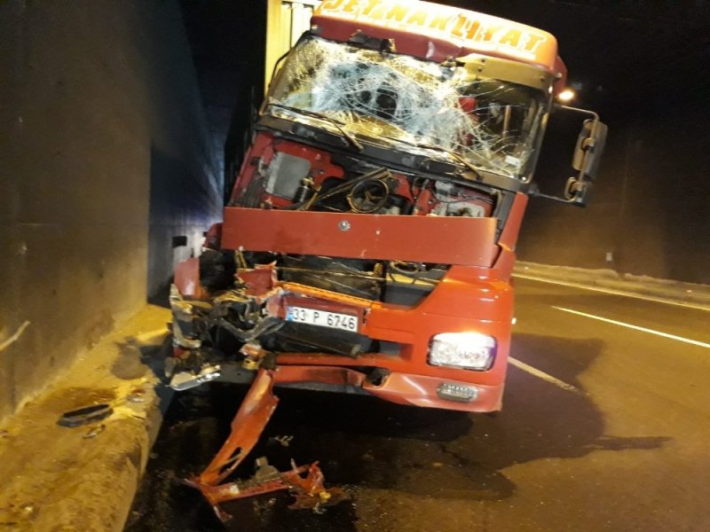 Tünelde Tır Tıra Çarptı: 1 Yaralı