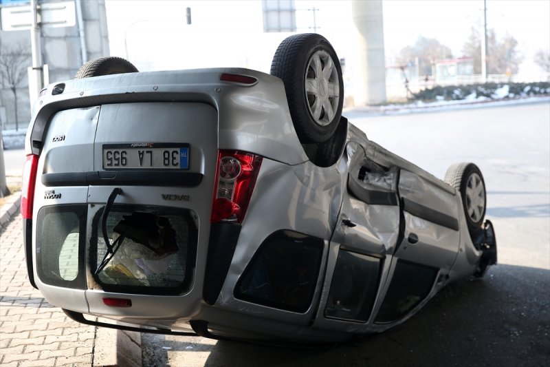 Kayseri'de İki Otomobil Çarpıştı: 5 Yaralı