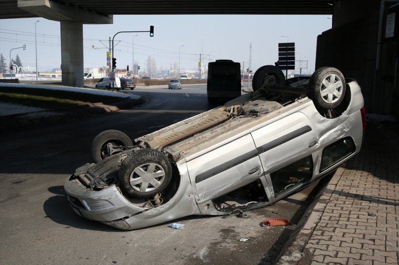 Kayseri'de İki Otomobil Çarpıştı: 5 Yaralı