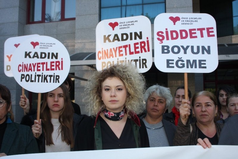 Eşini 25 Yerinden Bıçaklayıp ’Kendimi Savundum’ Dedi