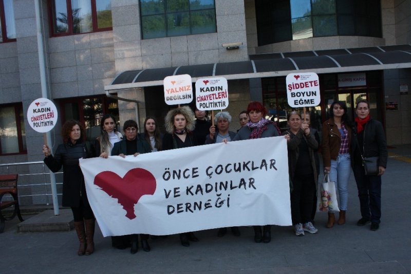 Eşini 25 Yerinden Bıçaklayıp ’Kendimi Savundum’ Dedi