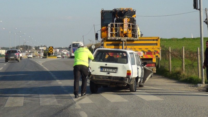 Otomobil Işıkta Bekleyen Araca Arkadan Çarptı: 4 Yaralı