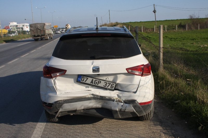 Otomobil Işıkta Bekleyen Araca Arkadan Çarptı: 4 Yaralı
