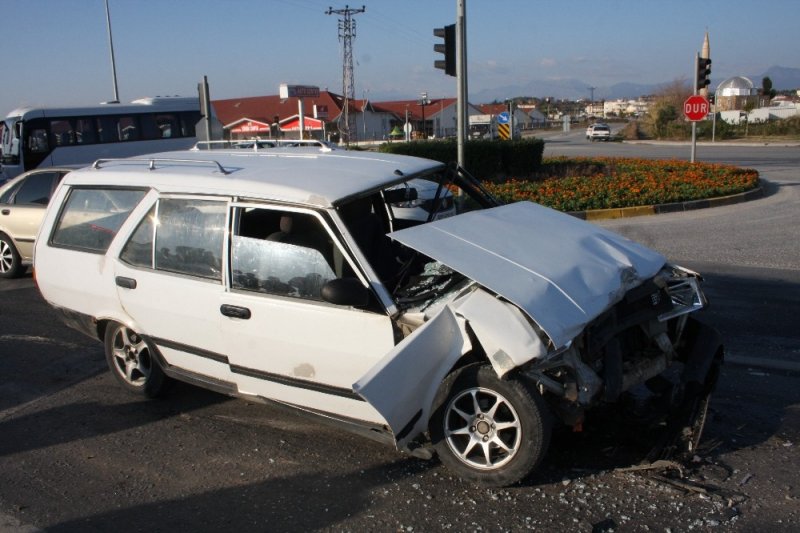 Otomobil Işıkta Bekleyen Araca Arkadan Çarptı: 4 Yaralı