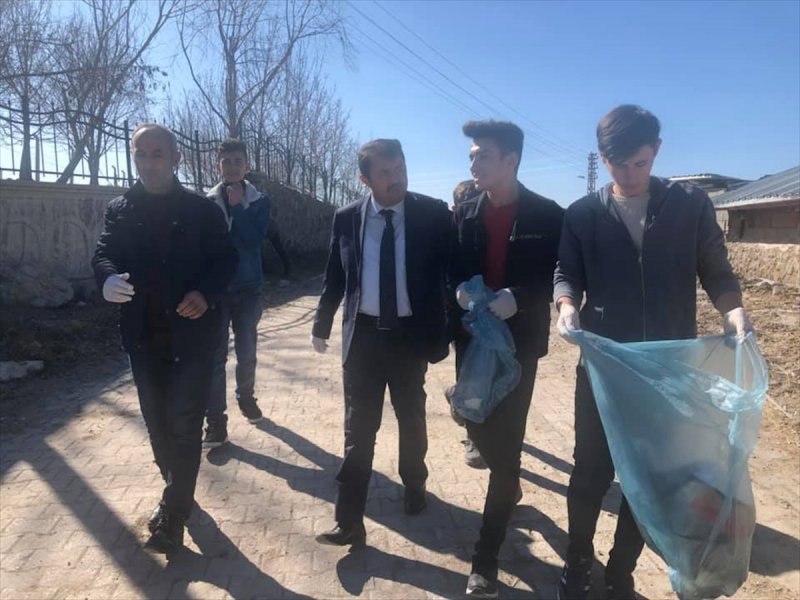 Başkan Akgül Öğrencilerle Sokaklarda Çöp Topladı