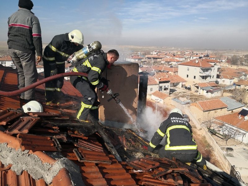 Bacadaki Yangını Hortumla Su Sıkıp Söndürmeye Çalıştı