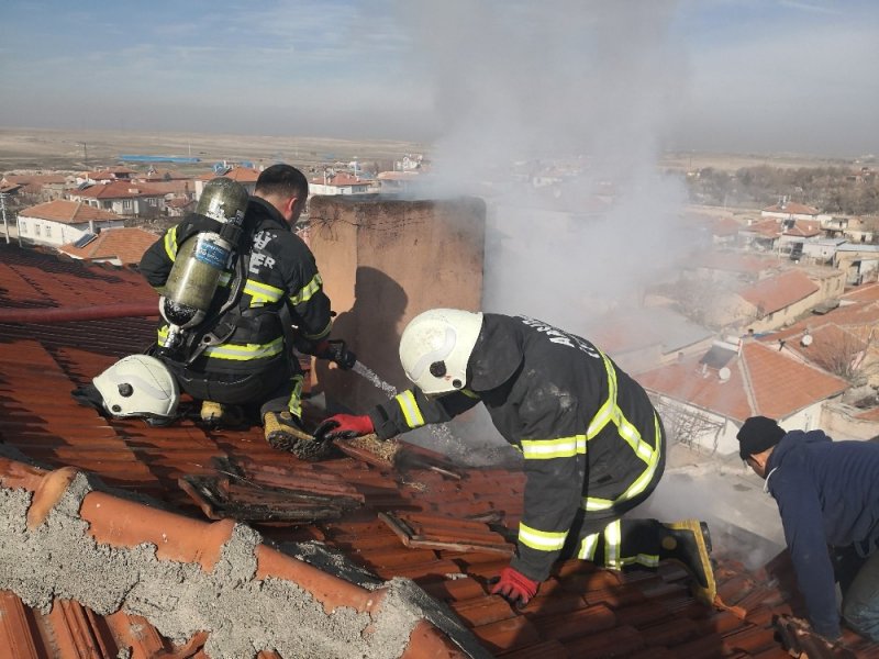 Bacadaki Yangını Hortumla Su Sıkıp Söndürmeye Çalıştı