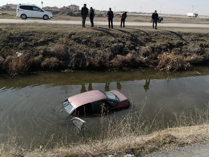 Sulama Kanalına Uçan Otomobildeki Anne Ve Çocuğunu Genç Adam Kurtardı