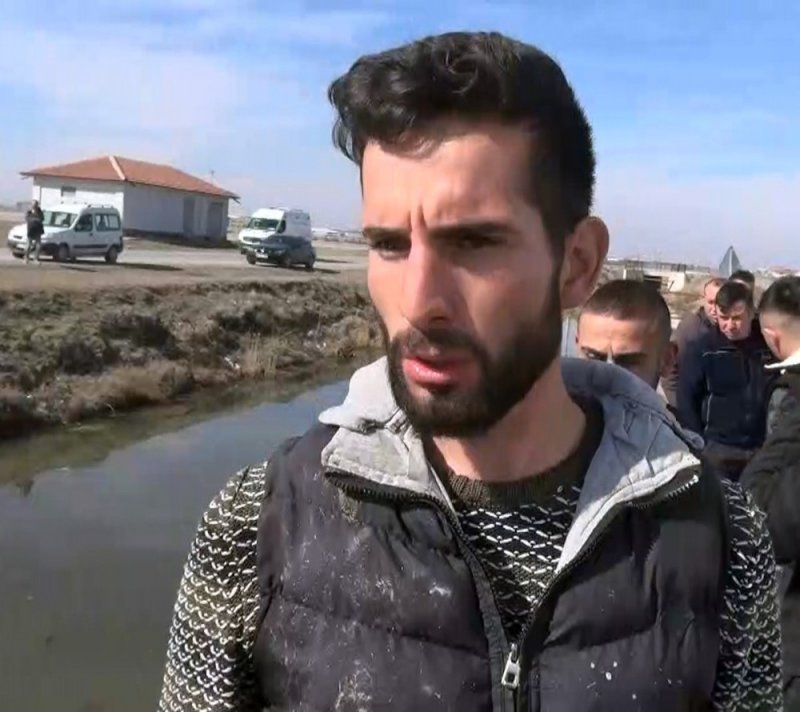 Sulama Kanalına Uçan Otomobildeki Anne Ve Çocuğunu Genç Adam Kurtardı