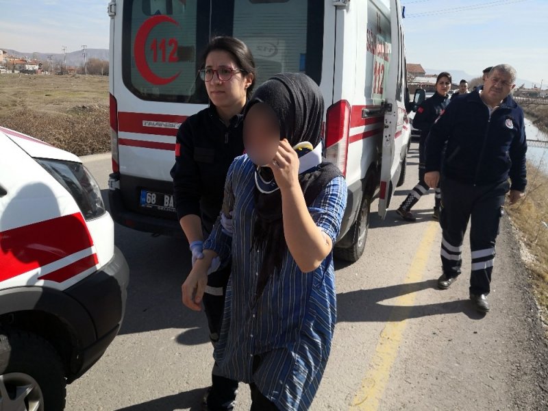 Sulama Kanalına Uçan Otomobildeki Anne Ve Çocuğunu Genç Adam Kurtardı