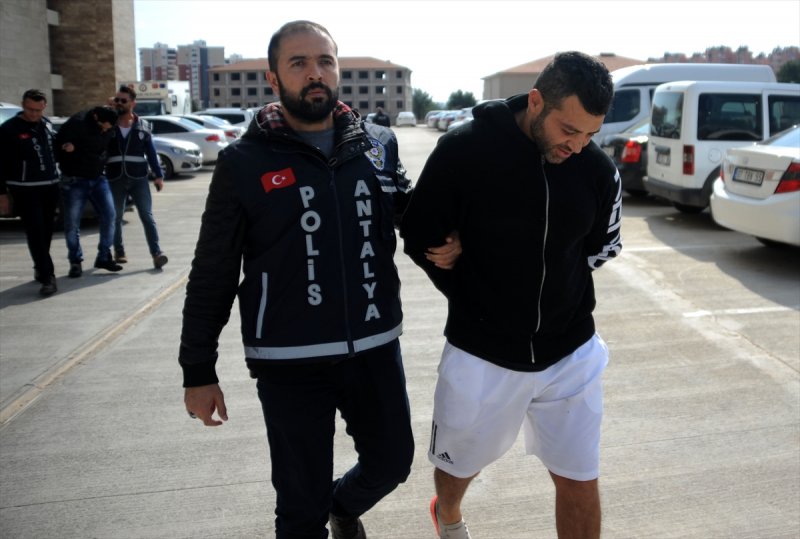 Antalya'da Çelik Kasadan 110 Bin Dolar Çaldıkları İddiasıyla 3 Şüpheli Yakalandı