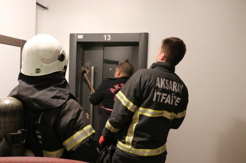 Aksaray İtfaiyesi Minik Kuşu da Yanmaktan Kurtardı