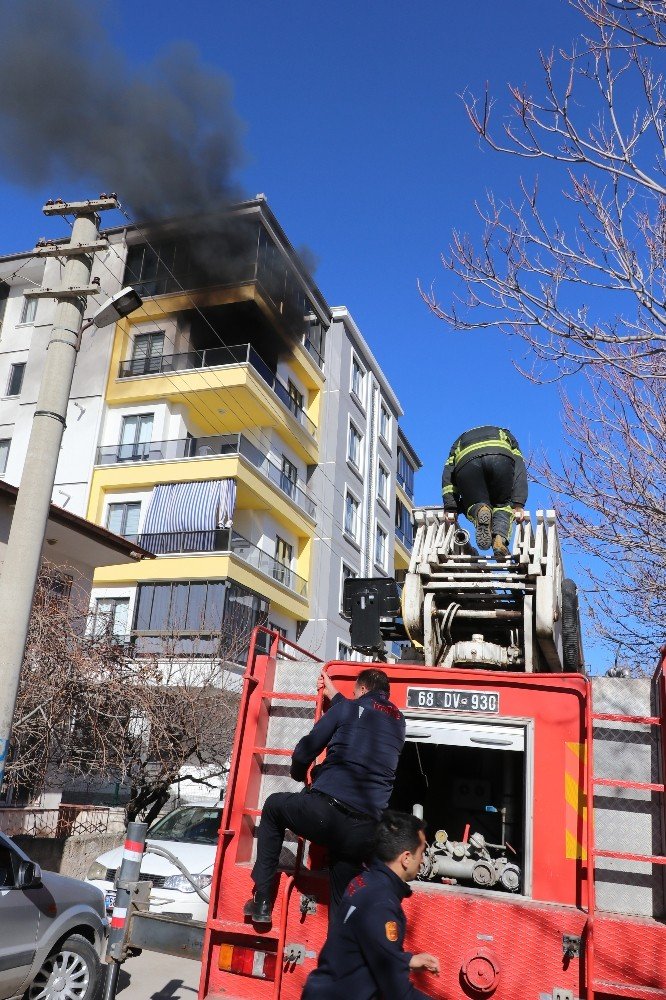Aksaray İtfaiyesi Minik Kuşu da Yanmaktan Kurtardı