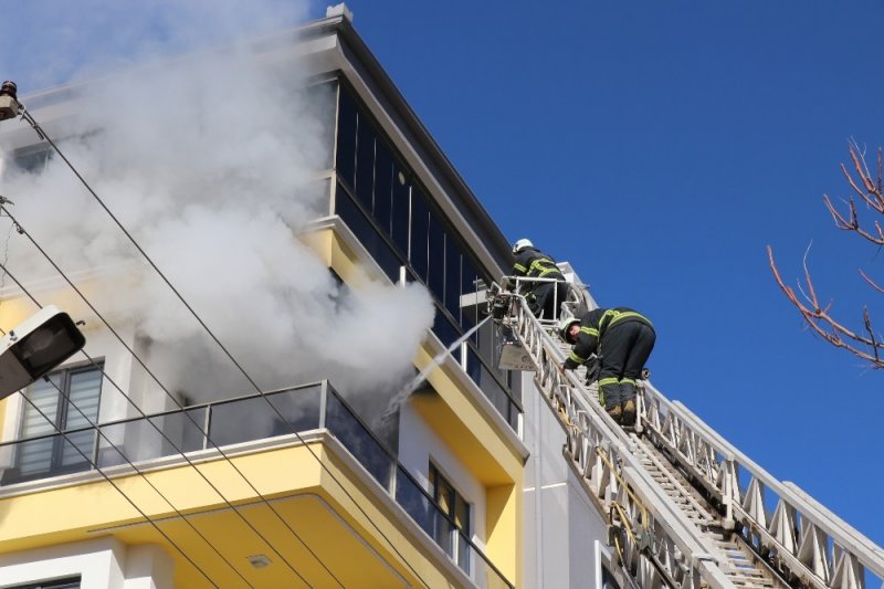 Aksaray İtfaiyesi Minik Kuşu da Yanmaktan Kurtardı