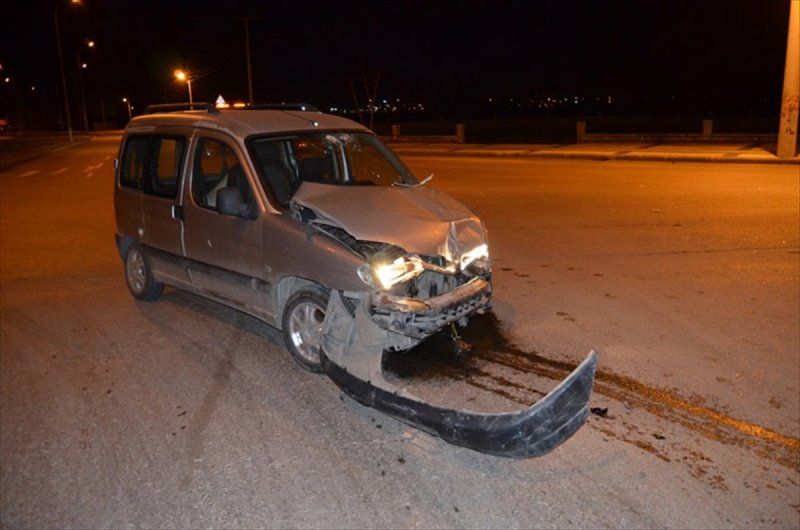 Aksaray'da Hafif Ticari Araç İle Otomobil Çarpıştı: 8 Yaralı