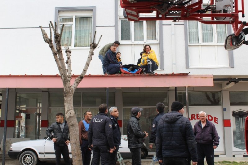 Karaman'da Üçüncü Kattan Düşen Genç Ölümden Döndü