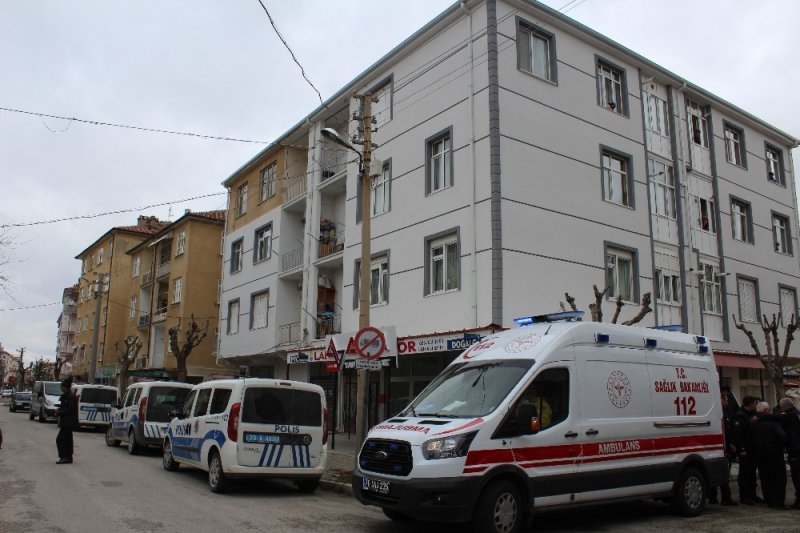 Karaman'da Üçüncü Kattan Düşen Genç Ölümden Döndü