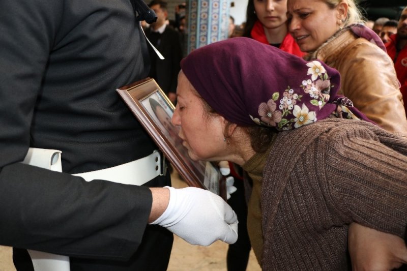 Mersinli Şehit Annesi, Evladını Asker Selamı İle Uğurladı
