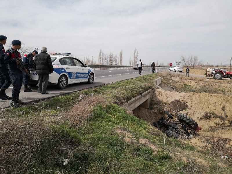 Aksaray'da Traktör Menfeze Devrildi, Sürücü Ağır Yaralı