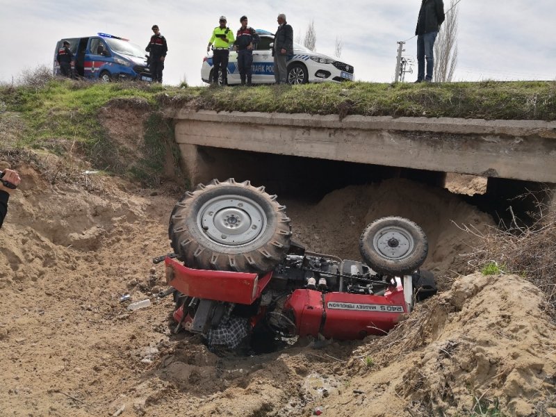 Aksaray'da Traktör Menfeze Devrildi, Sürücü Ağır Yaralı