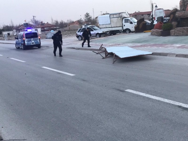 Fırtına Minareleri Devirdi, Çatıları Uçurdu