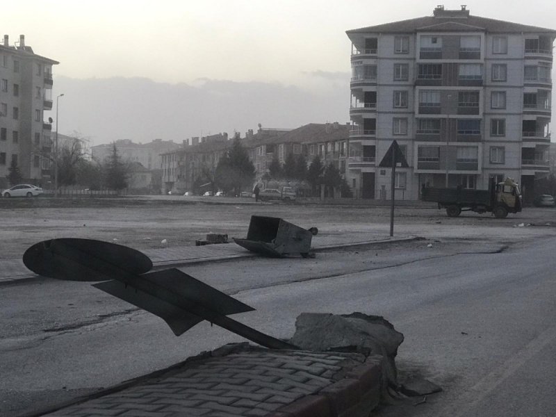 Fırtına Minareleri Devirdi, Çatıları Uçurdu