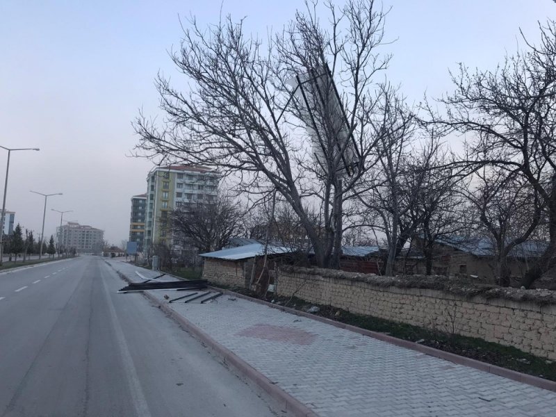 Fırtına Minareleri Devirdi, Çatıları Uçurdu