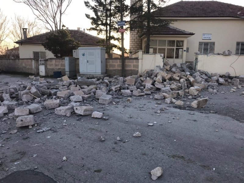 Fırtına Minareleri Devirdi, Çatıları Uçurdu