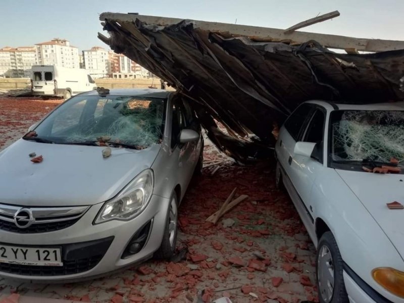 Fırtına Minareleri Devirdi, Çatıları Uçurdu