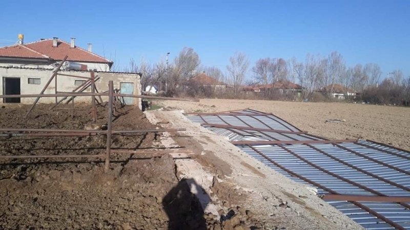 Fırtına Minareleri Devirdi, Çatıları Uçurdu