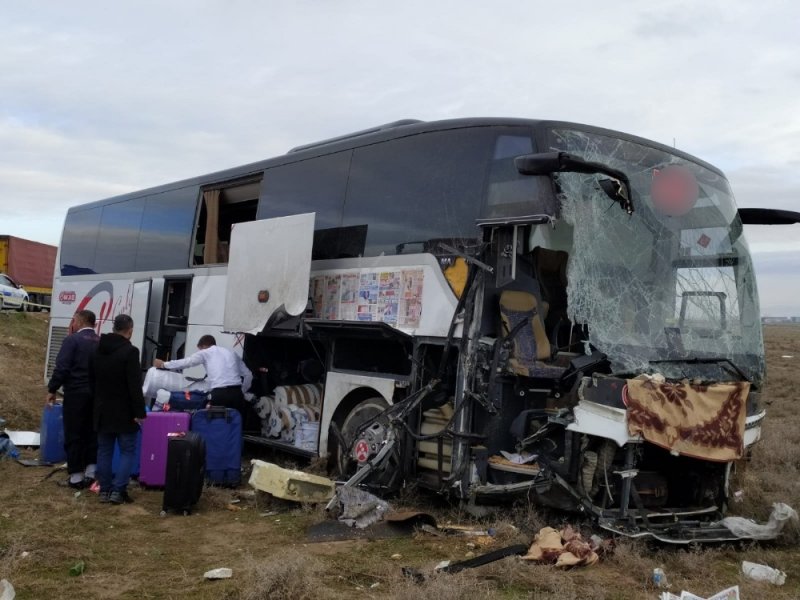 Aksaray’da Bir Yolcu Otobüsü Tıra Çarptı: 44 Yaralı