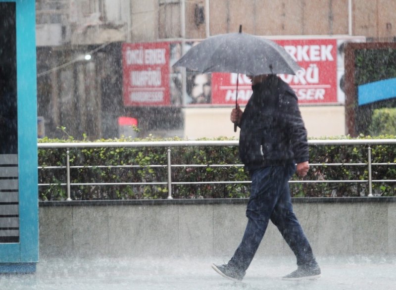 Antalya’da Sağanak Yağış Etkili Oldu