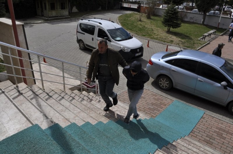 Çaldıkları Otomobilde Telefonunu Düşürünce Yakalandılar