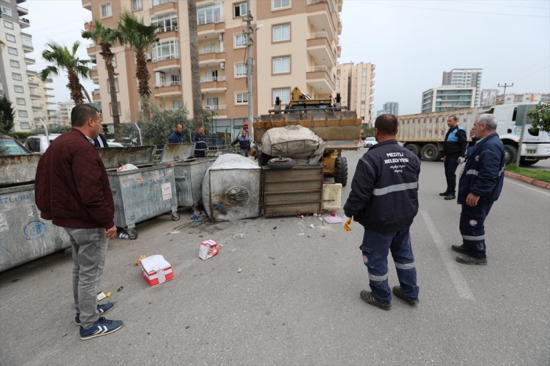 Mersin'de İzinsiz Kağıt Toplayıcıların Aracına El Konuldu