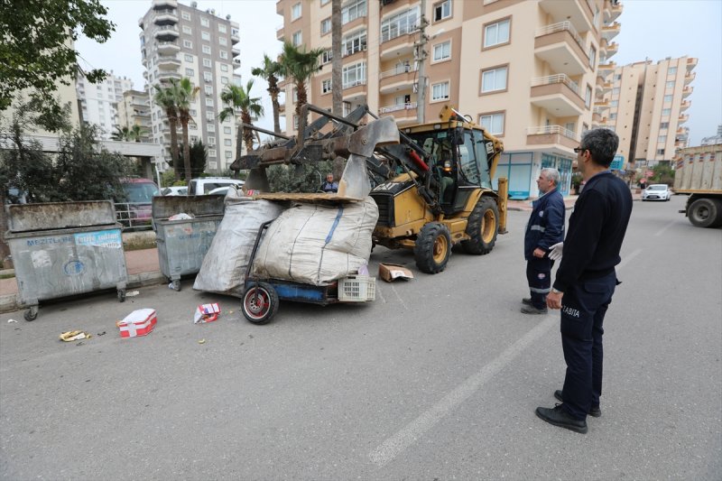 Mersin'de İzinsiz Kağıt Toplayıcıların Aracına El Konuldu