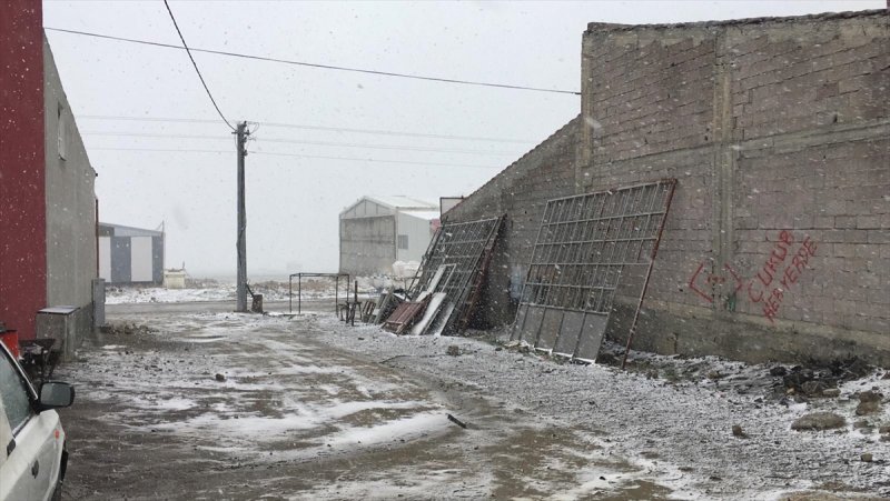 Kulu Güne Kar Yağışı İle Uyandı